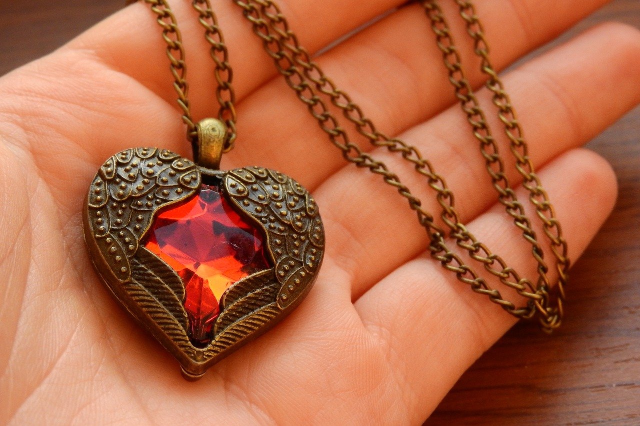 necklace-with-winged-heart-2900736_1280